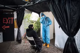 Một điểm lấy mẫu xét nghiệm COVID-19 tại Berlin, Đức ngày 23/12/2020. (Ảnh: AFP/TTXVN)