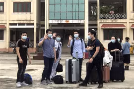 Các công dân hoàn thành cách ly. (Ảnh: Lê Thúy Hằng/TTXVN)