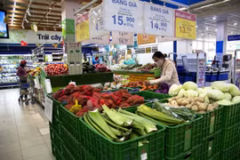 Siêu thị Co.op Mart Rạch Giá, Kiên Giang bán lẻ nhiều loại hàng hóa phục vụ nhu cầu thiết yếu của người dân. (Ảnh: Hồng Đạt/TTXVN)