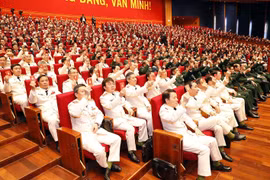 Các đại biểu biểu quyết thông qua Quy chế làm việc của Đại hội. (Ảnh: TTXVN)
