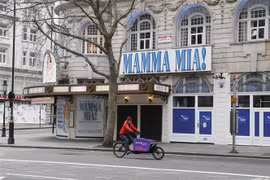 Một nhà hát tại trung tâm thủ đô London, Anh đóng cửa trong bối cảnh các biện pháp hạn chế được áp dụng để phòng dịch COVID-19 ngày 29/12/2020. (Ảnh: THX/TTXVN)