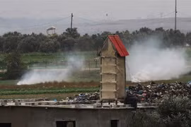 Khói bốc lên tại hiện trường vụ tấn công do Israel tiến hành tại thành phố Khan Yunis, phía Nam Dải Gaza, ngày 13/1/2021. (Ảnh: AFP/TTXVN)