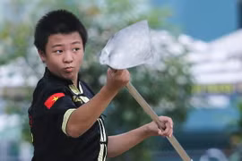 Điểm đặc biệt của Uy Long môn là việc sử dụng những binh khí “kỳ lạ” như gậy gộc, cuốc, xẻng, ô, dù... Môn phái Uy Long ra đời ở Hải Phòng hồi năm 2009. (Ảnh: Minh Chiến/Vietnam+)