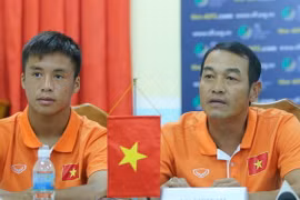 Huấn luyện viên trưởng U16 Việt Nam Đinh Thế Nam và đội trưởng Nguyễn Trọng Long (trái). (Ảnh: Đỗ Đen/Vietnam+)