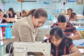 Lớp dạy nghề may cho đồng bào dân tộc thiểu số tại huyện Nam Đông, Thừa Thiên-Huế. (Ảnh: Mai Trang/TTXVN)