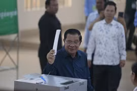 Thủ tướng Hoàng gia Campuchia Samdech Techo Hun Sen bỏ phiếu bầu Quốc hội tại điểm bầu cử ở tỉnh Kandal, ngày 23/7/2023. (Ảnh: THX/TTXVN)