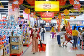 Người dân đi mua sắm ở siêu thị Lotte Mart Cần Thơ. (Ảnh: Thanh Liêm/TTXVN)