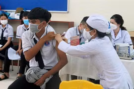 Nhân viên y tế tiêm vaccine phòng COVID-19 (mũi 3) cho học sinh tại thành phố Tuy Hòa, tỉnh Phú Yên. (Ảnh: Xuân Triệu/TTXVN)