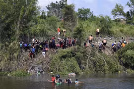 Người di cư vượt sông Rio Grande để vào Mỹ từ thành phố Matamoros, bang Tamaulipas, Mexico, ngày 10/5/2023. (Ảnh: AFP/TTXVN)