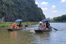 Khách tham quan khu du lịch Tam Cốc-Bích Động. (Ảnh: Đỗ Huy/Vietnam+)