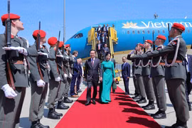 Lễ Đón Chủ tịch nước Võ Văn Thưởng và Phu nhân tại Sân bay Quốc tế Vienna. (Ảnh: Thống Nhất/TTXVN)