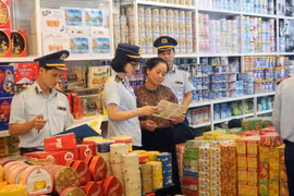 Đội Quản lý thị trường số 3, Cục Quản lý thị trường tỉnh Hà Nam kiểm tra, kiểm soát các mặt hàng bánh kẹo...trong dịp cuối năm. (Ảnh: Đại Nghĩa/TTXVN)