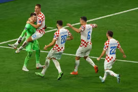 Niềm vui chiến thắng của Croatia sau loạt sút luân lưu may rủi. (Nguồn: Reuters)