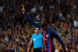 Barcelona bám đuổi Real Madrid bằng chiến thắng tưng bừng