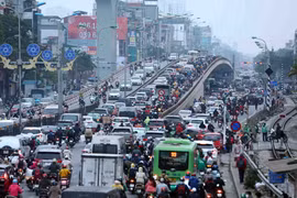 Ùn tắc trên nhiều tuyến đường Hà Nội trong ngày làm việc cuối năm 2022