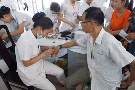 Người dân Thừa Thiên-Huế được khám sàng lọc miễn phí bệnh đái tháo đường. (Ảnh: Mai Trang/TTXVN)