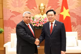 Chủ tịch Quốc hội Vương Đình Huệ tiếp ông Ulises Guilarte de Nacimiento, Ủy viên Bộ Chính trị, Phó Chủ tịch Liên hiệp Công đoàn Thế giới. (Ảnh: An Đăng/TTXVN)
