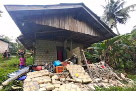 Ngôi nhà bị hư hại sau trận động đất tại Jayapura, Papua, Indonesia, ngày 9/2/2023. (Ảnh minh họa: THX/ TTXVN)