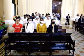 Các bị cáo (tại ngoại) tại phiên tòa sáng 6/6/2023. (Ảnh: Thành Chung/TTXVN)