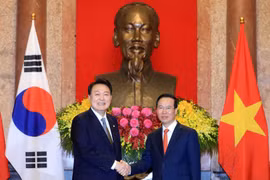 Chủ tịch nước Võ Văn Thưởng và Tổng thống Hàn Quốc Yoon Suk Yeol tại lễ đón. (Ảnh: Thống Nhất/TTXVN)