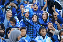 Các nữ cổ động viên Iran xem trận đấu giữa câu lạc bộ Tehran Esteghlal và câu lạc bộ Mes Kerman trên sân vận động Azadi ở Tehran, ngày 25/8/2022. (Ảnh: AFP/TTXVN)