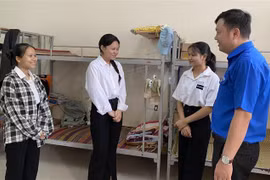 Đại diện lãnh đạo Thành Đoàn Đà Nẵng thăm hỏi động viên các em thí sinh đồng bào Cơtu tham dự kỳ thi Tốt nghiệp THPT. (Ảnh: TTXVN phát)