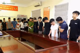 Cơ quan công an làm việc với các đối tượng có liên quan. (Ảnh: TTXVN phát)