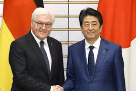 Thủ tướng Nhật Bản Shinzo Abe (phải) và Tổng thống Đức Frank-Walter Steinmeier. (Nguồn: Kyodo/TTXVN)