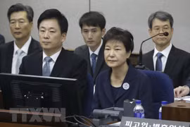 Cựu Tổng thống Hàn Quốc Park Geun-hye (phải, trước) tại Tòa án trung tâm quận Seoul ngày 23/5/2017. (Nguồn: EPA/TTXVN)