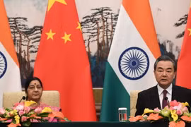 Ngoại trưởng Ấn Độ Sushma Swaraj và người đồng cấp phía Trung Quốc Vương Nghị. (Nguồn: AFP/TTXVN)