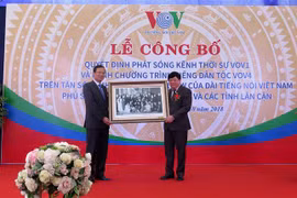 Ông Nguyễn Thế Kỷ, Ủy viên BCH Trung ương Đảng, Tổng Giám đốc Đài Tiếng nói Việt Nam tặng ảnh lưu niệm cho Phó Bí thư Tỉnh uỷ, Chủ tịch UBND tỉnh Tuyên Quang Phạm Minh Huấn. (Ảnh: Văn Tý/TTXVN)