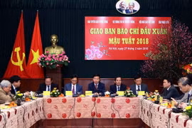 Phó Thủ tướng Chính phủ Vũ Đức Đam cùng các lãnh đạo cơ quan báo chí trong buổi giao ban báo chí đầu xuân Mậu Tuất 2018. (Ảnh: Mạnh Quyết/TTXVN)