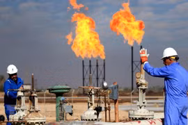 Công nhân làm việc tại cơ sở lọc dầu ở Basra, Iraq ngày 14/12/2017. (Nguồn: AFP/TTXVN)