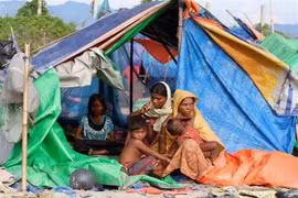 Người Rohingya tại trại tị nạn ở biên giới Myanmar-Bangladesh, gần thị trấn Maungsaw, bang Rakhine ngày 12/11/2017. (Nguồn: AFP/TTXVN) 