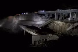Vị trí nơi chiếc xe buýt bị mưa lũ cuốn trôi. (Nguồn:AP)