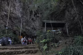 Lối vào cửa hang động, được cho là nơi đội bóng thiếu niên bị mất tích. (Nguồn: Thai News Pix/AP)