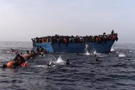 Người di cư tới căn cứ hải quân ở Tripoli, Libya sau khi được cứu trên biển ngày 6/5. (Nguồn: THX/TTXVN)