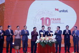 Ông Cao Anh Sơn, Tổng Giám đốc Công ty Unitel cắt bánh mừng kỷ niệm 10 năm Ngày thành lập công ty trước sự chứng kiến của các quan khách hai nước. (Ảnh: Phạm Kiên/TTXVN)
