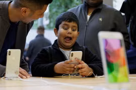 Một cậu bé phấn khích với tính năng aniemoji trên iPhone X. (Nguồn: AFP)