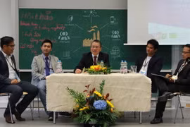 Ông Trần Đông - Tham tán, Trưởng đại diện Khoa học&Công nghệ, Đại sứ quán Việt Nam tại Đức ( thứ 2 từ trái sang) tham dự hội thảo trong khuôn khổ hội trại. (Ảnh: Anh Đức/Vietnam+)