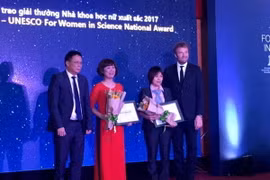 Hai nhà khoa học được Chủ tịch viện hàn lâm Khoa học Công nghệ Việt Nam Châu Văn Minh trao giải thưởng nhà khoa học nư xuất sắc 2017. (Ảnh: Hương Ly/Vietnam+)