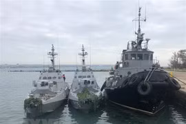 Ba tàu hải quân Ukraine bị lực lượng tuần duyên thuộc Cơ quan An ninh Liên bang Nga (FSB) bắt giữ do xâm phạm lãnh hải Nga ở Eo biển Kerch ngày 25/11/2018. (Ảnh: THX/TTXVN)