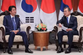 Thủ tướng Nhật Bản Shinzo Abe (trái) trong cuộc gặp Tổng thống Hàn Quốc Moon Jae-in bên lề Khóa họp 73 Đại hội đồng Liên hợp quốc ở Mỹ. (Nguồn: Yonhap/TTXVN)