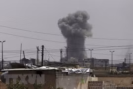 Khói bốc lên sau một cuộc không kích tại Syria. (Nguồn: TASS/TTXVN)