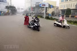 Giao thông đi lại khó khăn do mưa lớn gây ngập đường tại Đà Nẵng. (Ảnh: Trần Lê Lâm/TTXVN)