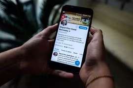 Người dân theo dõi dòng trạng thái trên tài khoản Twitter của Chủ tịch Cuba Miguel Diaz-Canel tại thủ đô La Habana ngày 10/10/2018. (Ảnh: AFP/TTXVN)
