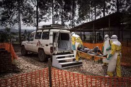 Nhân viên y tế chuyển một bệnh nhân nhiễm virus Ebola lên xe cứu thương tại Butembo, CHDC Congo. (Ảnh: AFP/TTXVN)