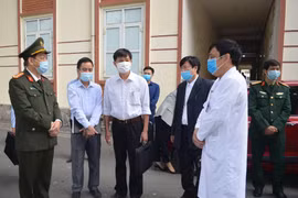 Ban Chỉ đạo phòng, chống dịch COVID-19 tỉnh Hưng Yên kiểm tra thực tế tại Trung tâm Y tế huyện Yên Mỹ. (Nguồn: Báo Hưng Yên)
