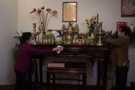 Đây là cái Tết đầu tiên gia đình ông Vũ Thượng Sách và bà Dương Thị Miên ở phố Thái Học 3, phường Sao Đỏ, thành phố Chí Linh không được đón con cháu về quê ăn Tết. (Ảnh: Mạnh Minh/TTXVN)