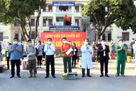 Trao giấy ra viện cho các bệnh nhân được điều trị COVID-19 tại Bệnh viện dã chiến số 1. (Ảnh: TTXVN phát)